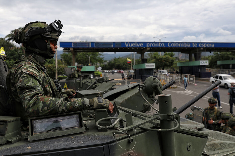 Colômbia mobiliza soldados na fronteira com a Venezuela, após detenção de presidente