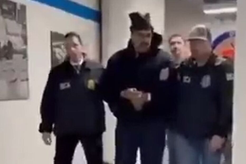 Nicolás Maduro chega a centro de detenção em Brooklyn algemado e a desejar 