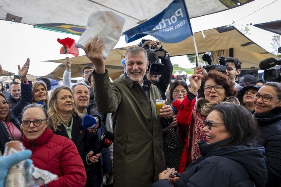 Gouveia e Melo visita a Feira do Relógio e ouve apoiantes