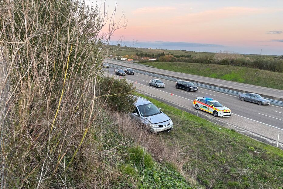 Um ferido em despiste de carro na A1 em Póvoa de Santarém