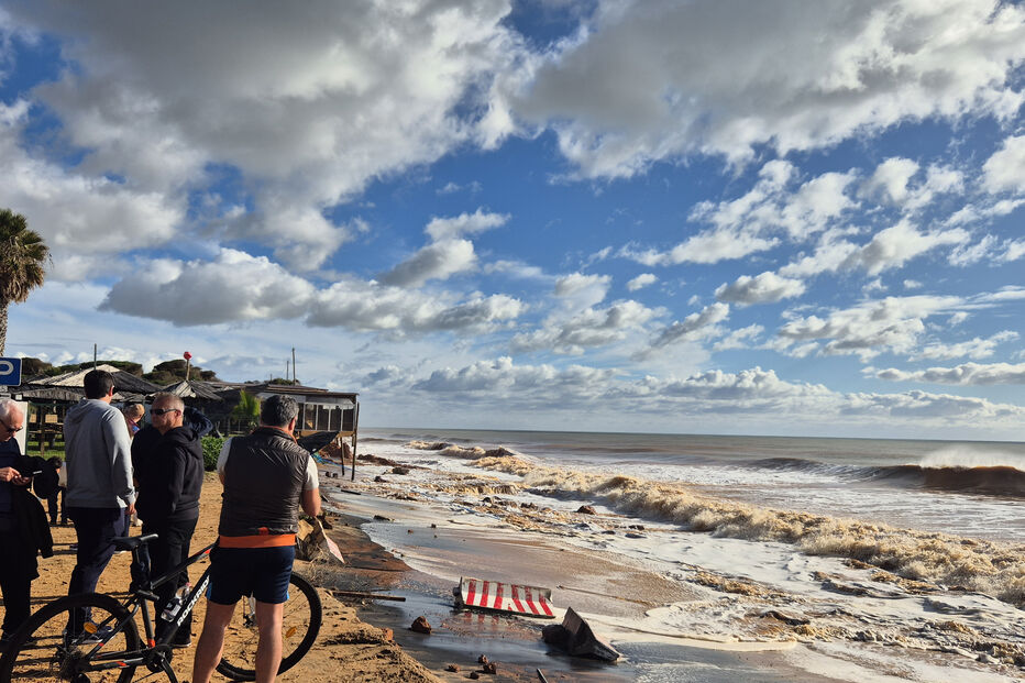 O mar avança na praia de Quarteira e ameaça restaurante e edifícios
