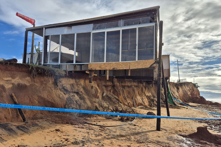 Quarteira: Erosão costeira ameaça restaurante e edifícios na zona da praia de Forte Novo