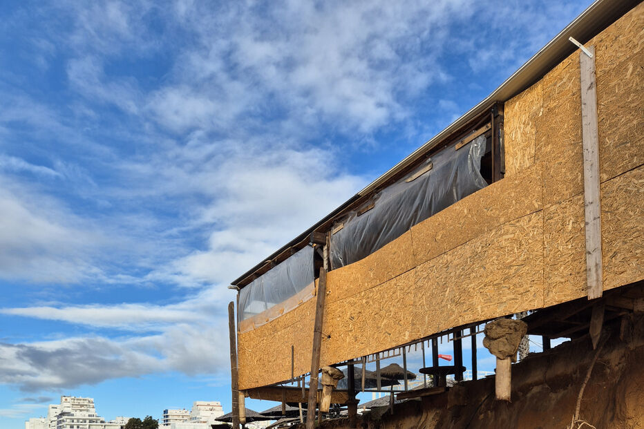 Restaurante em Quarteira ameaçado pela erosão costeira após a subida do nível do mar