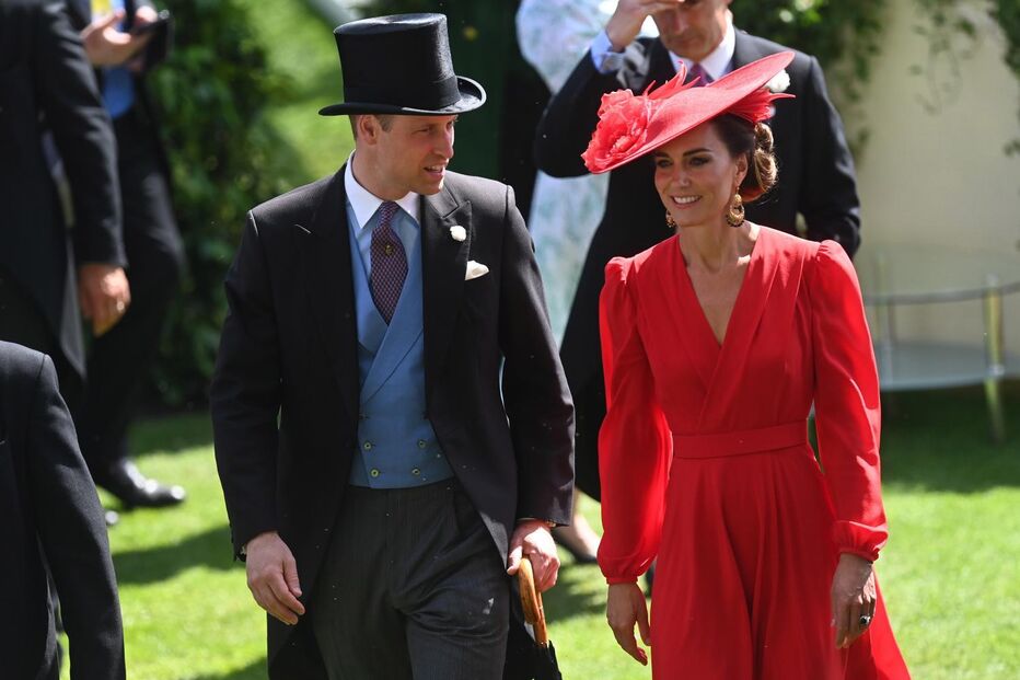 Kate Middleton e príncipe William num evento, com Zara Tindall mencionada