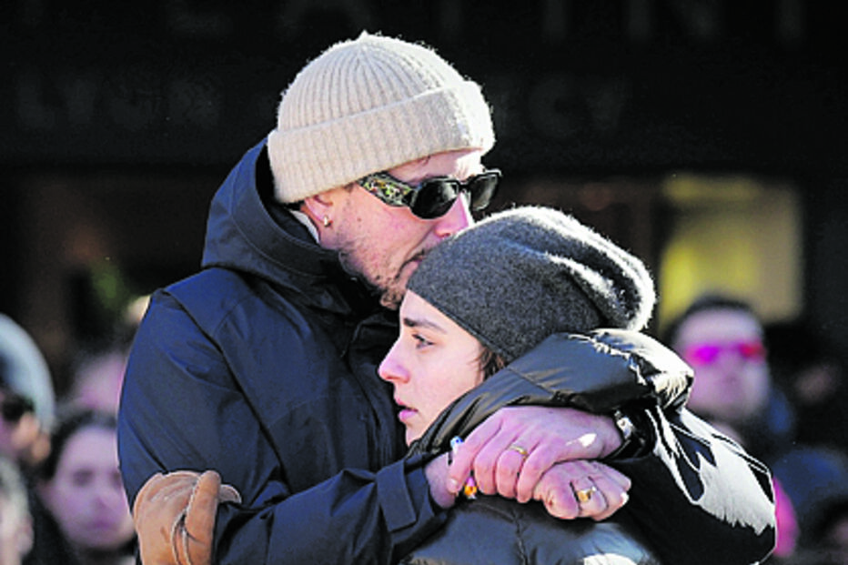 Homenagem às vítimas do incêndio no bar da Suíça