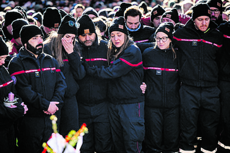 Homenagem às vítimas do incêndio no bar da Suíça