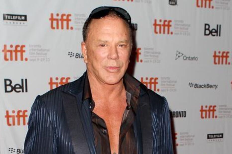 Mickey Rourke enfrenta dificuldades financeiras e risco de despejo