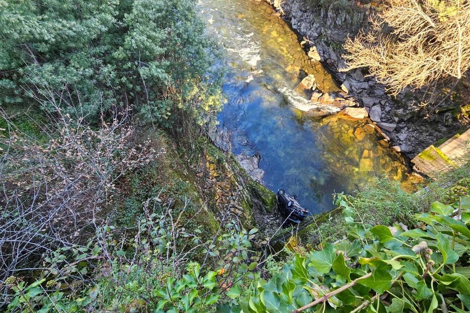 Carro despista-se e cai no Rio Vouga