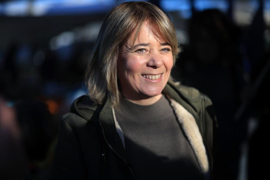 Catarina Martins vista a feira de Espinho durante uma ação de campanha