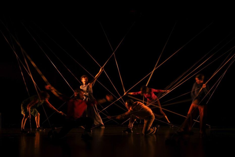 Espetáculo de dança explora imigração com recurso a movimento e tensão.
