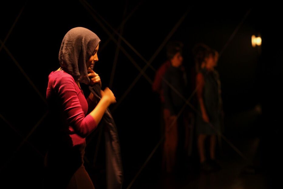 Espetáculo de dança aborda imigração e identidade.
