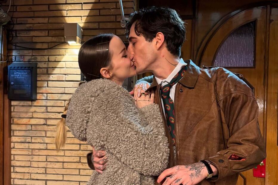 Um casal demonstra afeto com um beijo