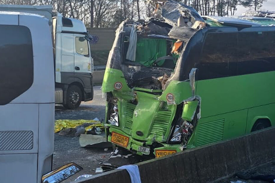 Autocarro português envolvido em choque em cadeia com 100 viaturas em França. Há dois mortos 