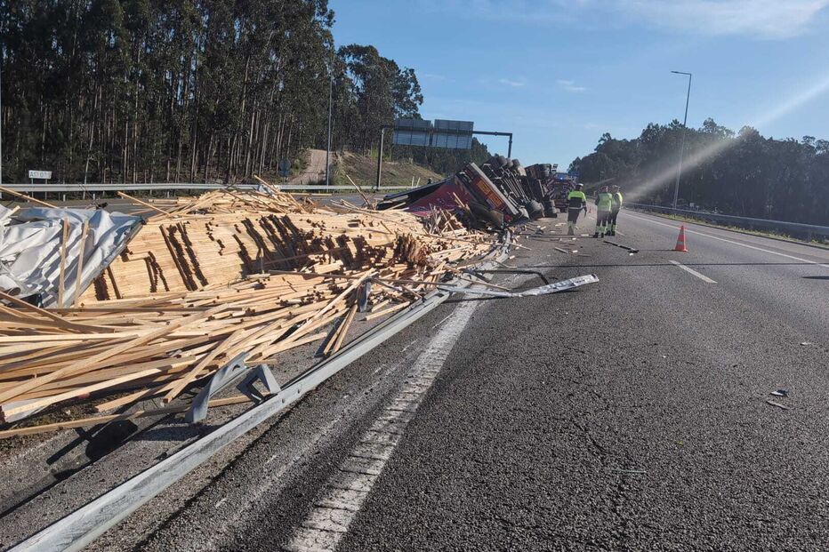 Motorista de camião em estado crítico após despiste na  A17 em Aveiro
