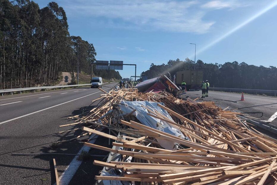 Motorista de camião em estado crítico após despiste na  A17 em Aveiro