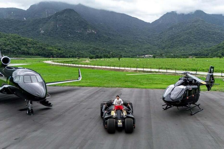 Neymar exibe frota de luxo com jato, helicóptero e 