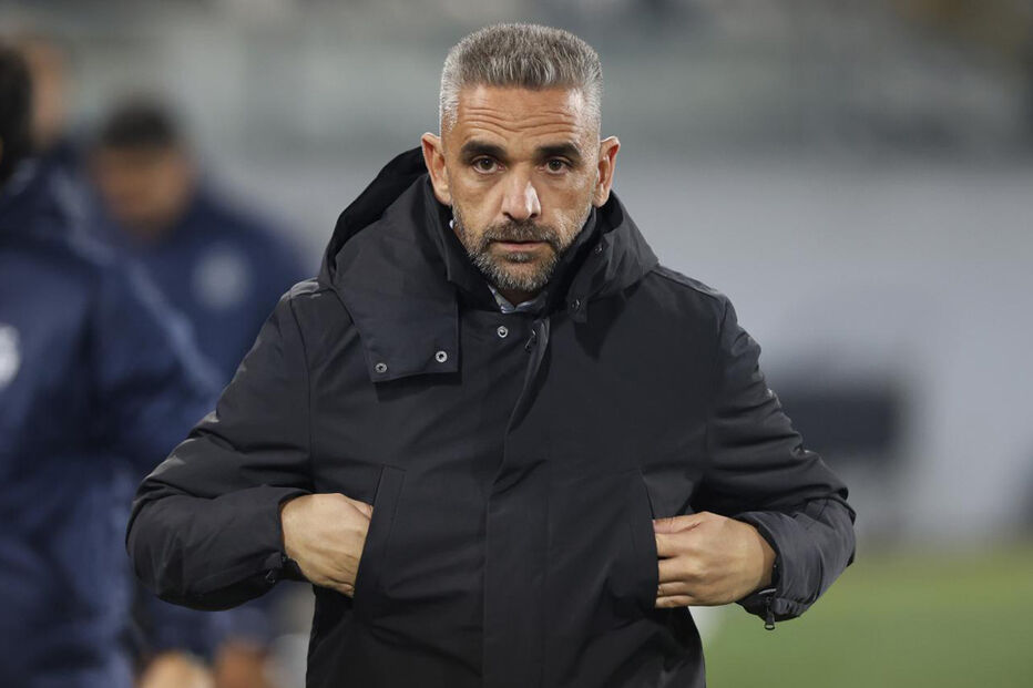 Rui Borges reage junto ao banco de suplentes do Sporting