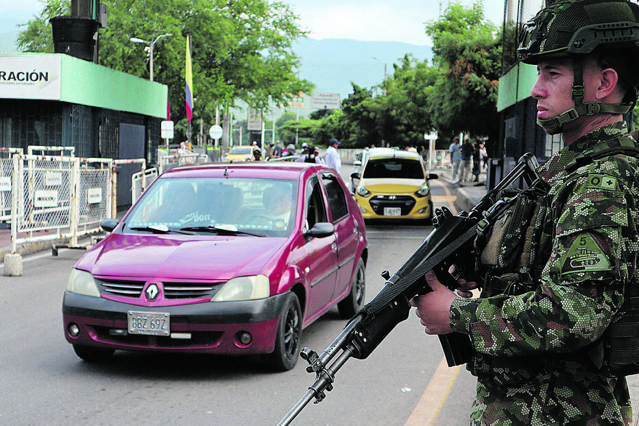 Viaturas que cruzam a fronteira entre os dois países são verificadas duas vezes
