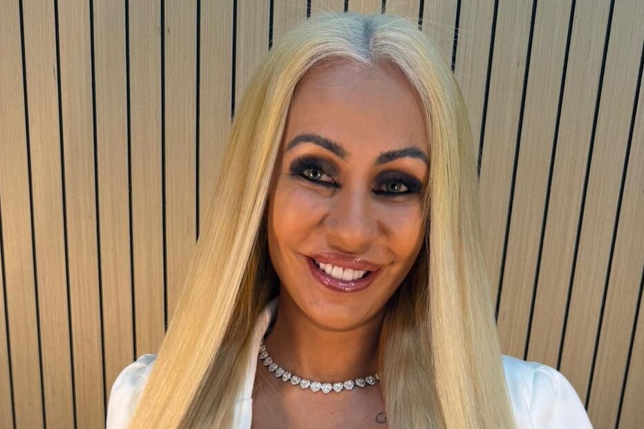 Débora Dunhill relata complicação grave após tatuagem e quase perde a perna