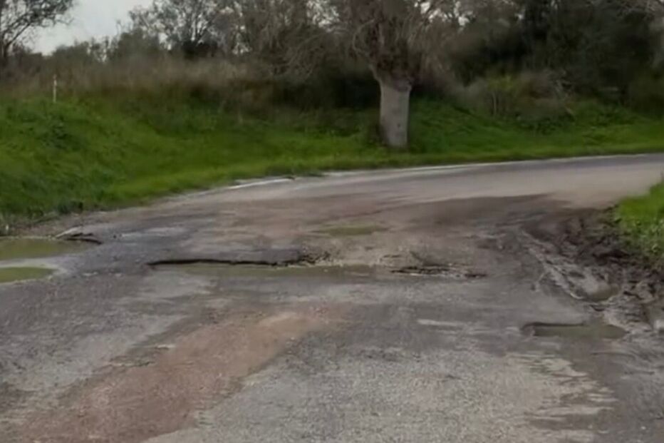 Buraco na estrada em Loures causa interrupção na carreira 2708 da Carris Metropolitana