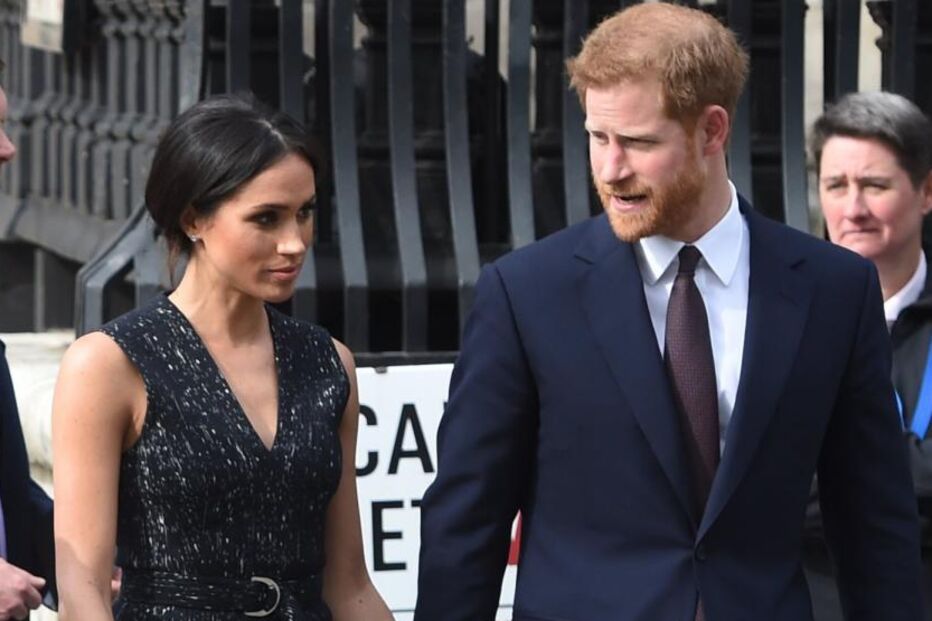 Meghan Markle e o Príncipe Harry de mãos dadas em Londres