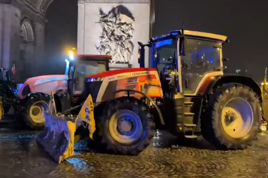Agricultores posicionaram-se junto aos simbólicos Torre Eiffel e Arco do Triunfo, em Paris