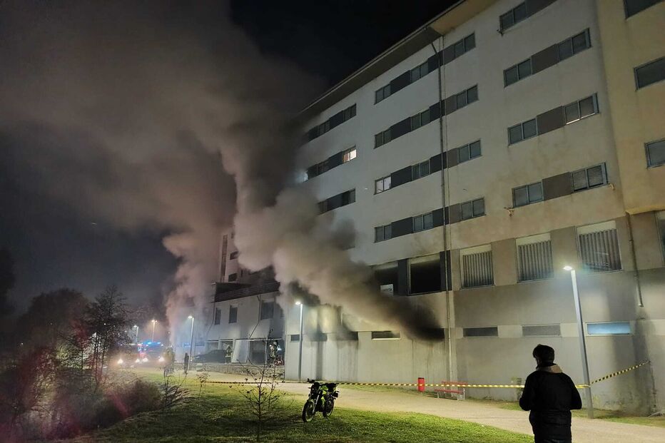 Garagem de urbanização em Paços de Ferreira a arder