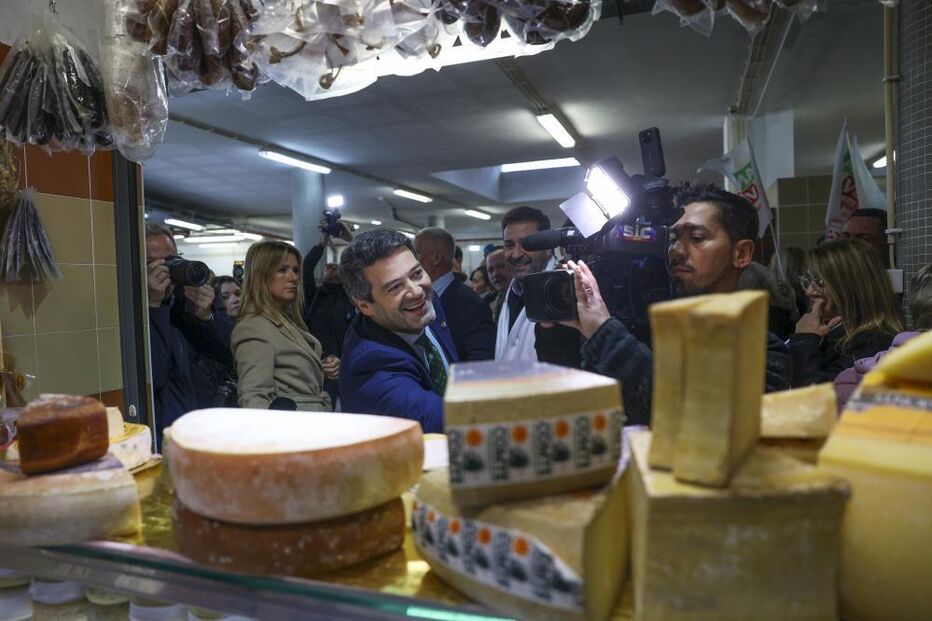 André Ventura durante uma visita ao Mercado Municipal de Ourém