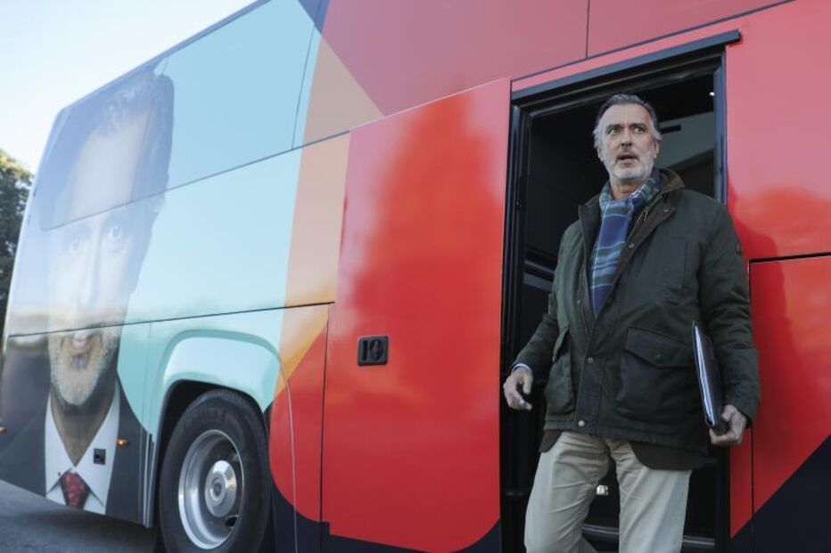 Cotrim Figueiredo visita fábrica de velas com 