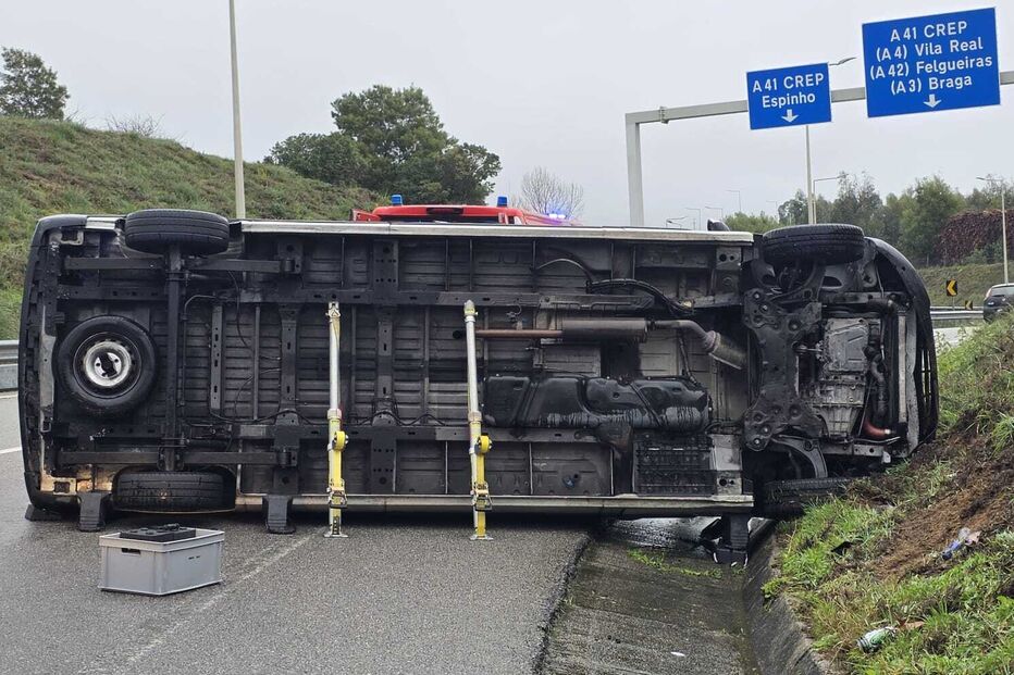Despiste de carrinha faz um ferido em Santa Maria da Feira, na A41