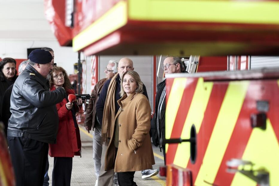 Catarina Martins numa vista aos Bombeiros Voluntários da Moita