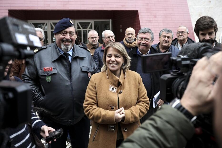 Catarina Martins numa vista aos Bombeiros Voluntários da Moita