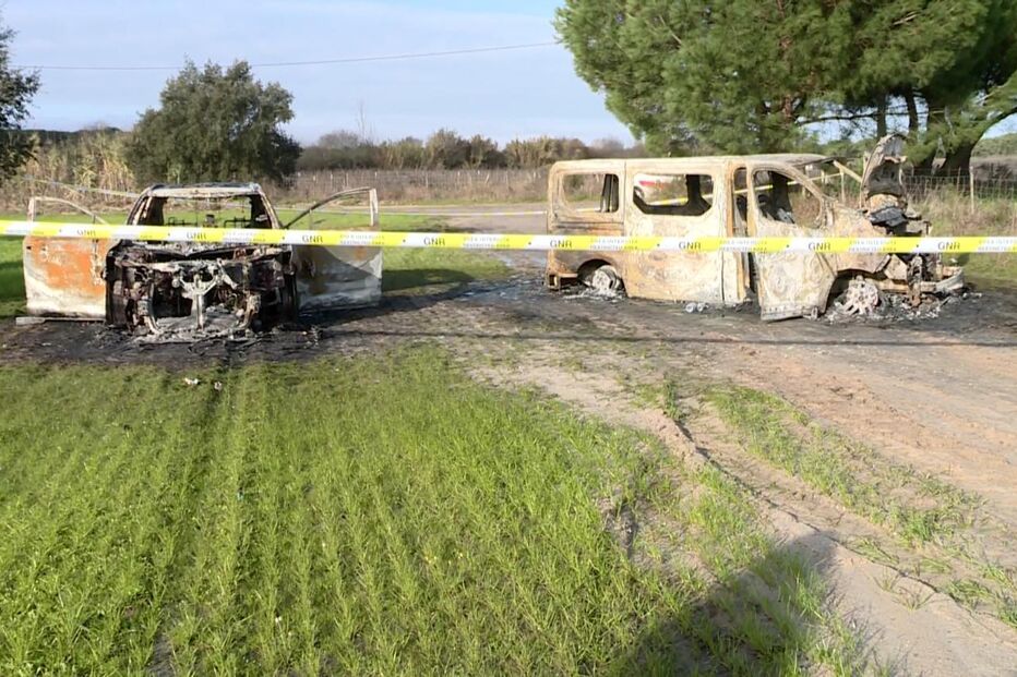 Veículos queimados isolados por fita da GNR num campo