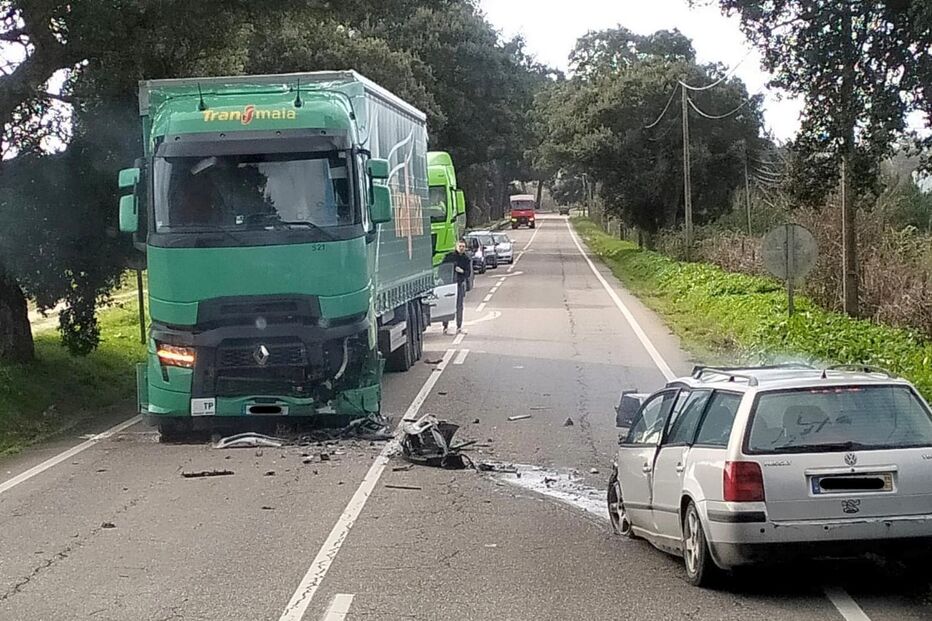 Colisão de carro com camião de mercadorias na EN118 em Alpiarça