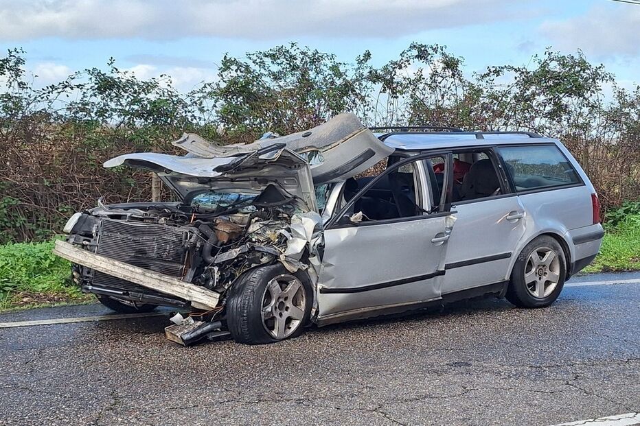 Colisão de carro com camião de mercadorias na EN118 em Alpiarça