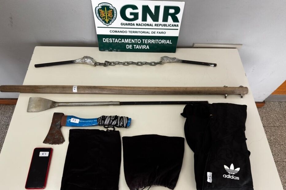 Machado e matracas usadas em roubos em Monte Gordo