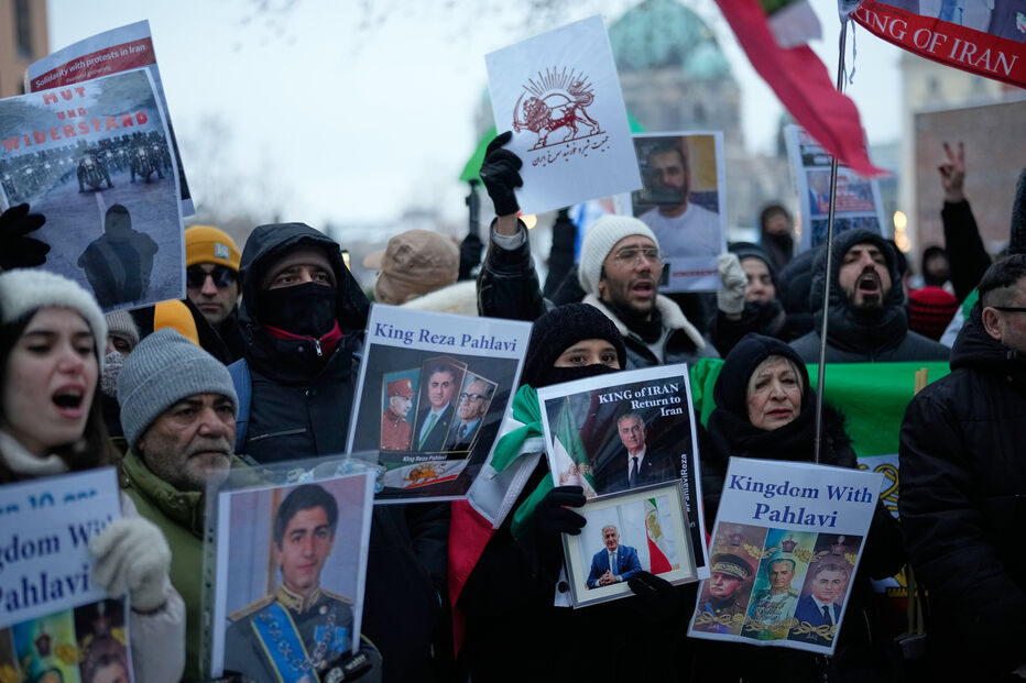 Protesto a favor de Reza Pahlavi, no Irão, com centenas de feridos e milhares de detidos