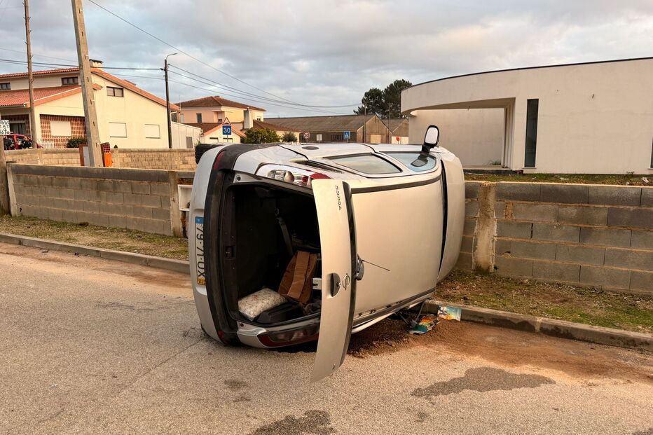 Veículo capotado numa rua residencial após acidente