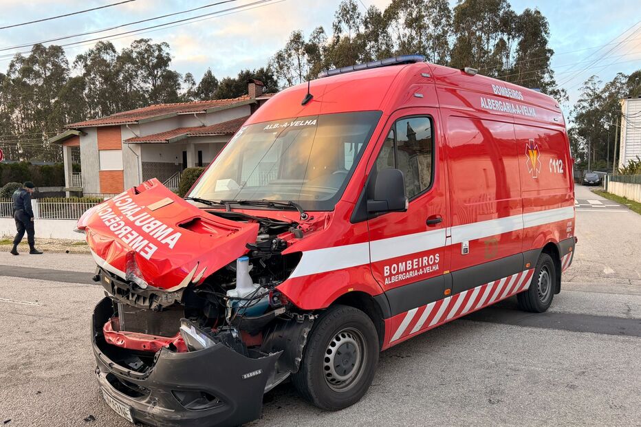 Ambulância de Bombeiros de Albergaria-a-Velha danificada após acidente