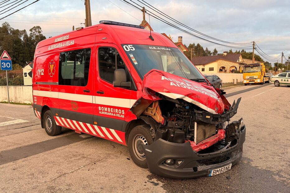 Ambulância dos Bombeiros de Albergaria-a-Velha envolvida num acidente