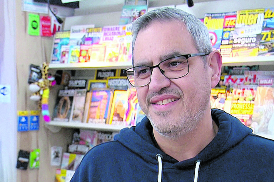 Viseu. Nuno Almeida, dono da Tabacaria do Bairro, elogia ação do CM, que permite adquirir o jornal a 1 € de 2.ª a 5.ª.
