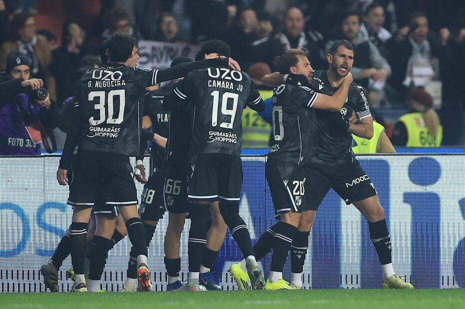 Jogadores do V. Guimarães celebram a vitória na Taça da Liga