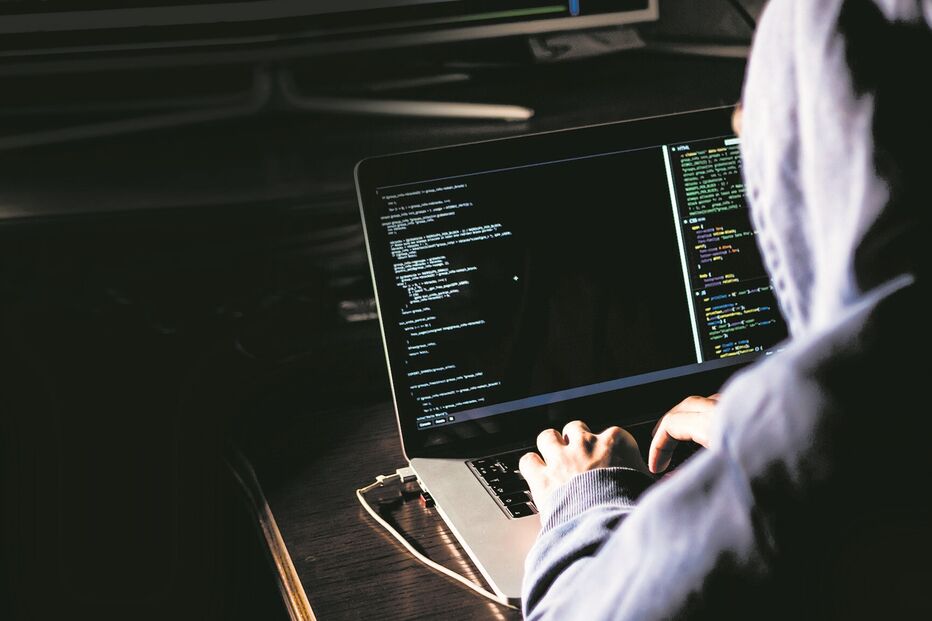 ‘Hacker’ expõe 37 portugueses inscritos no ‘Tinder nazi’