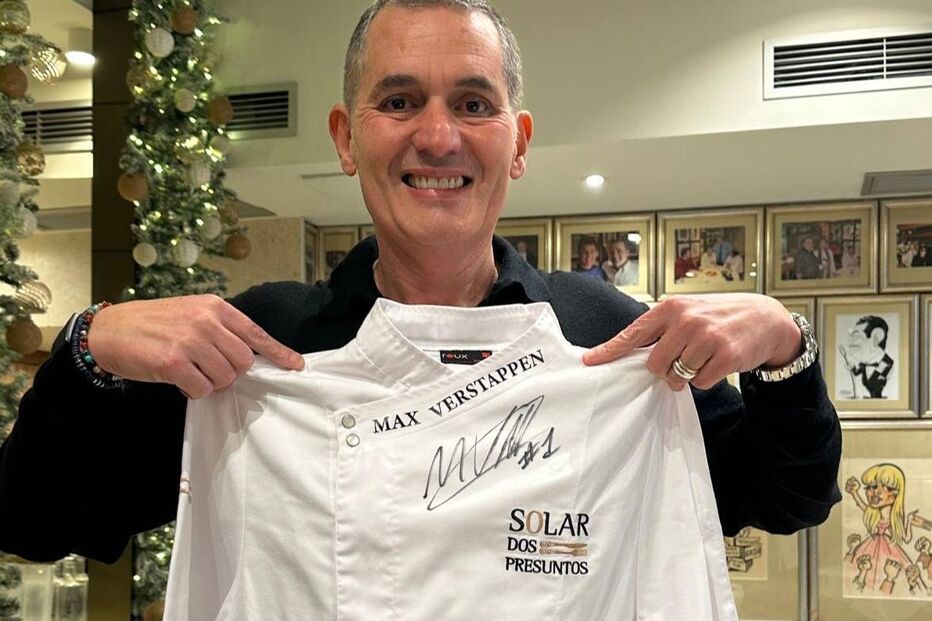 Max Verstappen autografa farda de restaurante Solar dos Presuntos, em Lisboa
