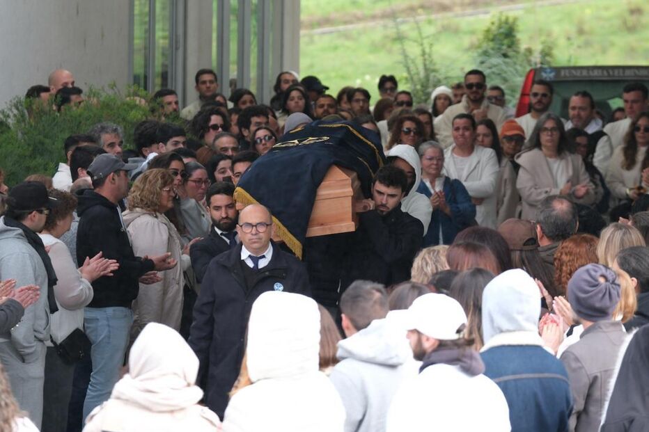 Cerimónias fúnebres de Maycon Douglas reúnem multidão para o último adeus