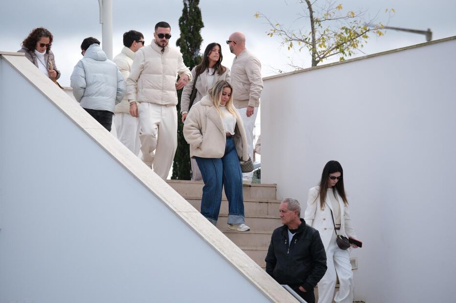 Cerimónias fúnebres de Maycon Douglas reúnem pessoas em luto