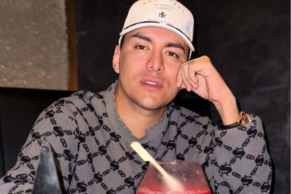 Homem posa com bebida num restaurante NIKI