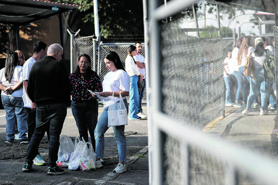 Familiares de presos políticos aguardam há vários dias a pormetida libertação