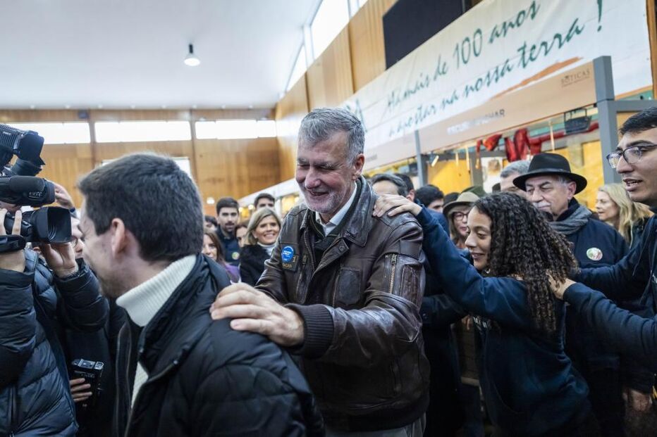Gouveia e Melo dança durante uma visita à Feira Gastronómica de Boticas, Chaves
