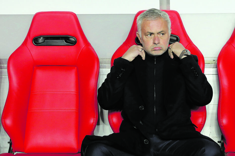 José Mourinho está a jogar encontros decisivos em janeiro e os reforços tardam a chegar 